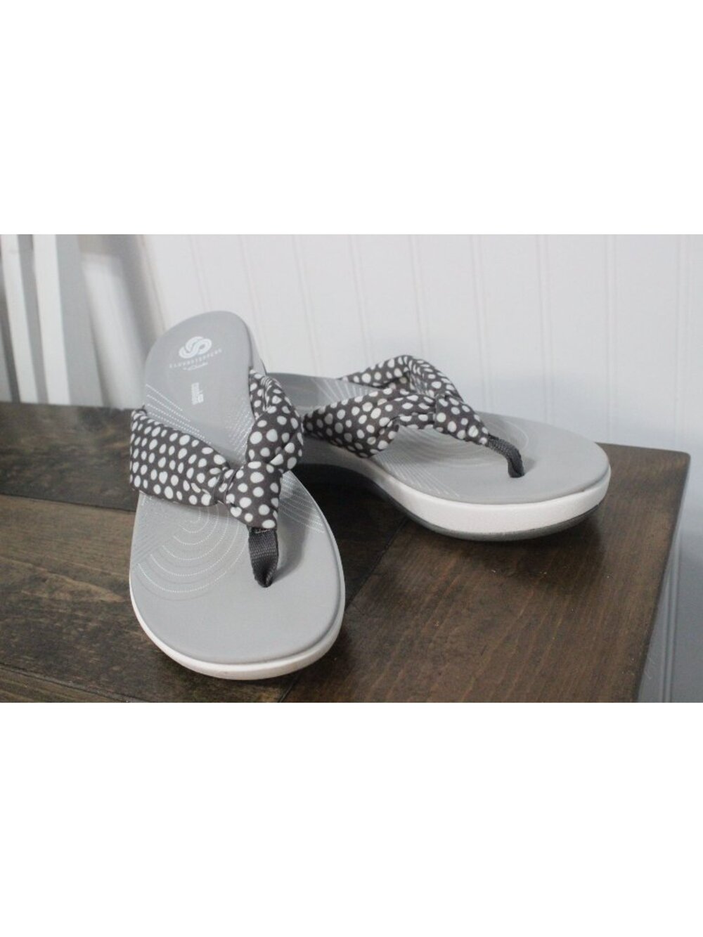 Cloudsteppers By Clarks Womens Soft Cushion Flip Flops Gray Polka Dot Size 9